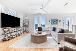 تلفزيون ذكي، ألعاب فيديو، كُتُب، مكتب