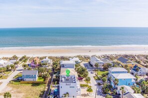 بالقرب من الشاطئ