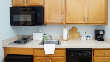 Een koelkast, een magnetron, een kookplaat, een vaatwasser