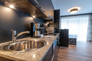 Refrigerador, microondas, horno, placa de cocina