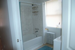 Haartrockner, Handtücher, Shampoo, Toilettenpapier