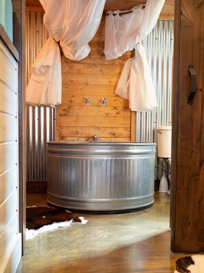 Shower, rainfall showerhead, hair dryer, towels - Ranch in the heart of wine country (Templeton)
