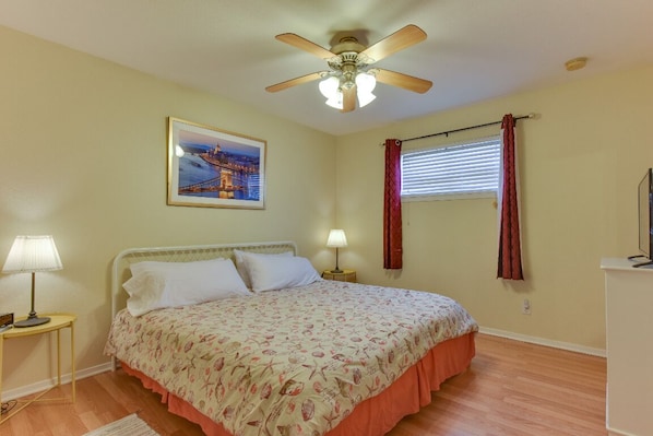 1 Schlafzimmer, Zimmersafe, Schreibtisch, Bügeleisen/Bügelbrett