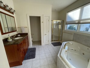 Combined shower/bathtub, jetted bath, hair dryer, towels - Beautiful home close to Smugglers Notch ski resort (Jeffersonville)