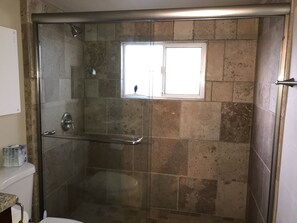 Dusche, Haartrockner, Handtücher, Seife
