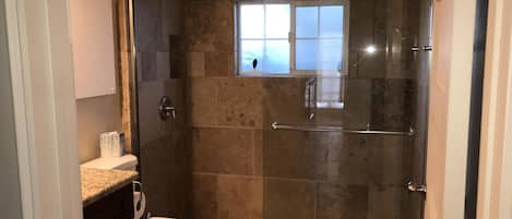 Een douche, een haardroger, handdoeken, zeep