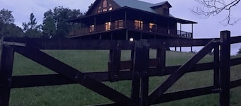 Secluded Haven. Spot toucans from Deck. Mennonite Charm nearby. Paradise Escape