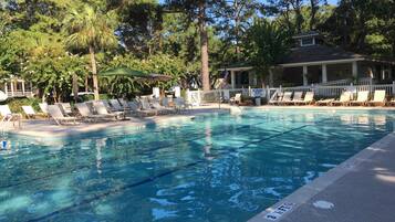 Alberca al aire libre y alberca climatizada