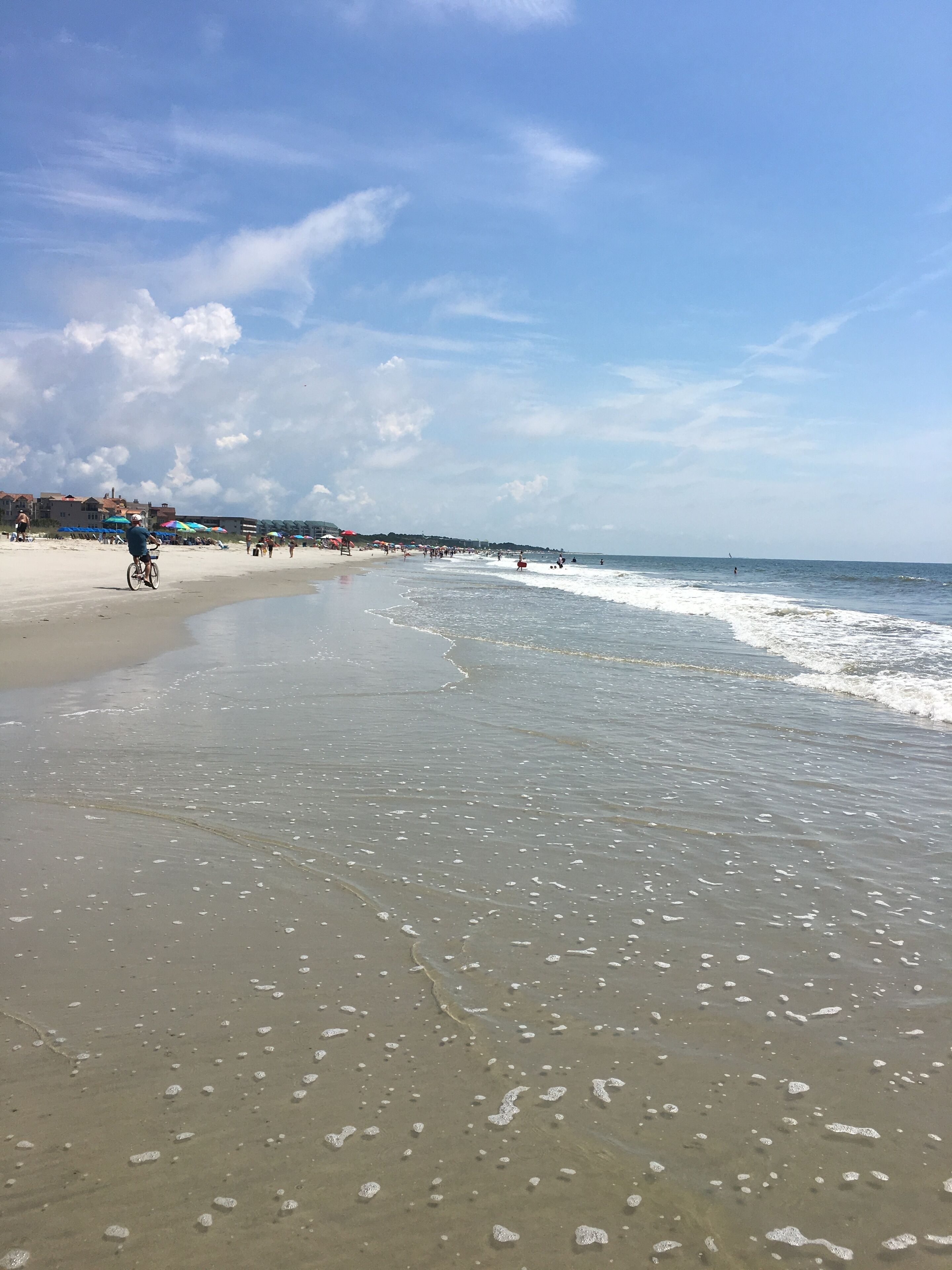 Playa en los alrededores, camastros y toallas de playa 