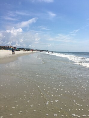 بالقرب من الشاطئ، كراسي للتشمس، مناشف للشاطئ