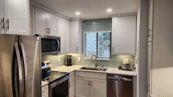 Microondas, horno, parrilla de estufa y lavavajillas