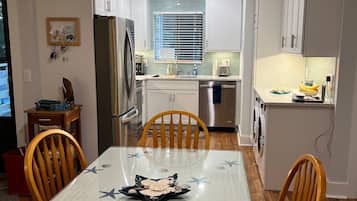 Microondas, horno, parrilla de estufa y lavavajillas