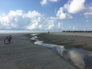 Playa en los alrededores, camastros y toallas de playa 