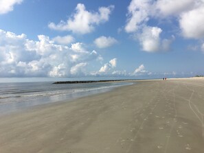 In Strandnähe, Liegestühle, Strandtücher