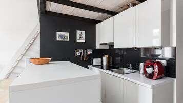 Een koelkast, een magnetron, een kookplaat