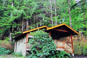 Exterior - Retreat Cabin with Private Hot Tub (Ucluelet)