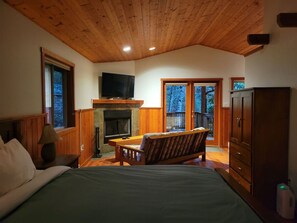 1 bedroom, iron/ironing board, travel cot, WiFi - Retreat Cabin with Private Hot Tub (Ucluelet)