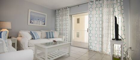 Una televisión, un reproductor de DVD, una mesa de tenis de mesa