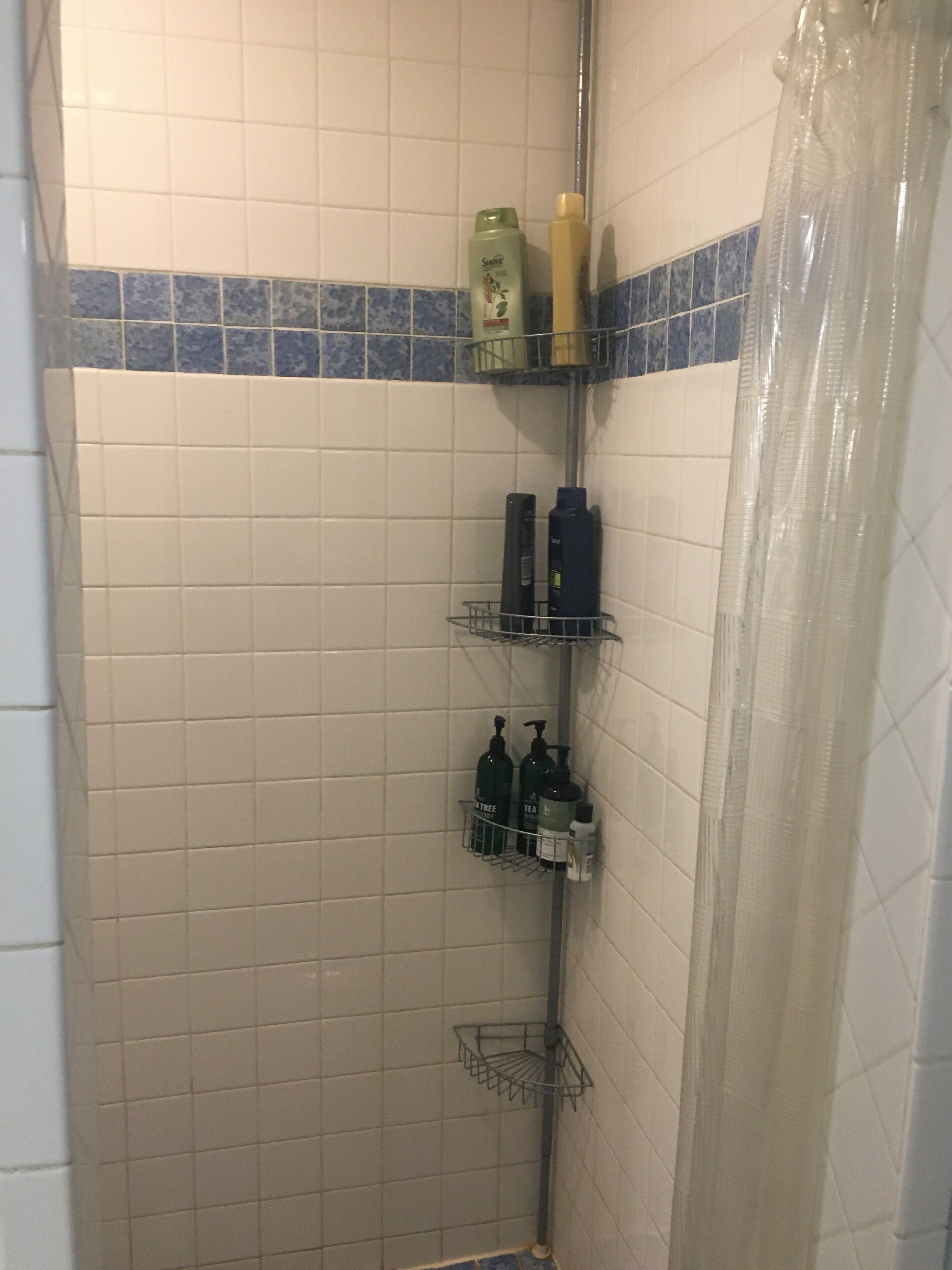 Een douche, een haardroger, handdoeken, zeep