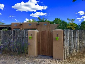 Property grounds - Beautiful Casita in downtown. Private Courtyard! (Santa Fe)