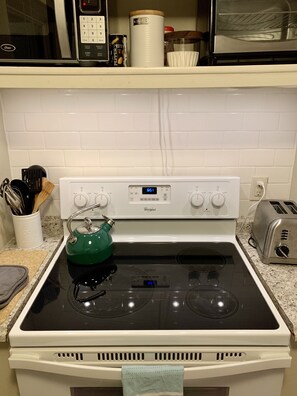Fridge, microwave, oven, stovetop - Beautiful Casita in downtown. Private Courtyard! (Santa Fe)