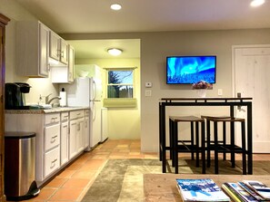 Fridge, microwave, oven, stovetop - Beautiful Casita in downtown. Private Courtyard! (Santa Fe)