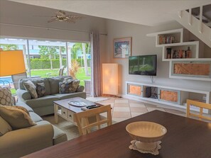 Älytelevisio, kirjoja, tietokoneen näyttö