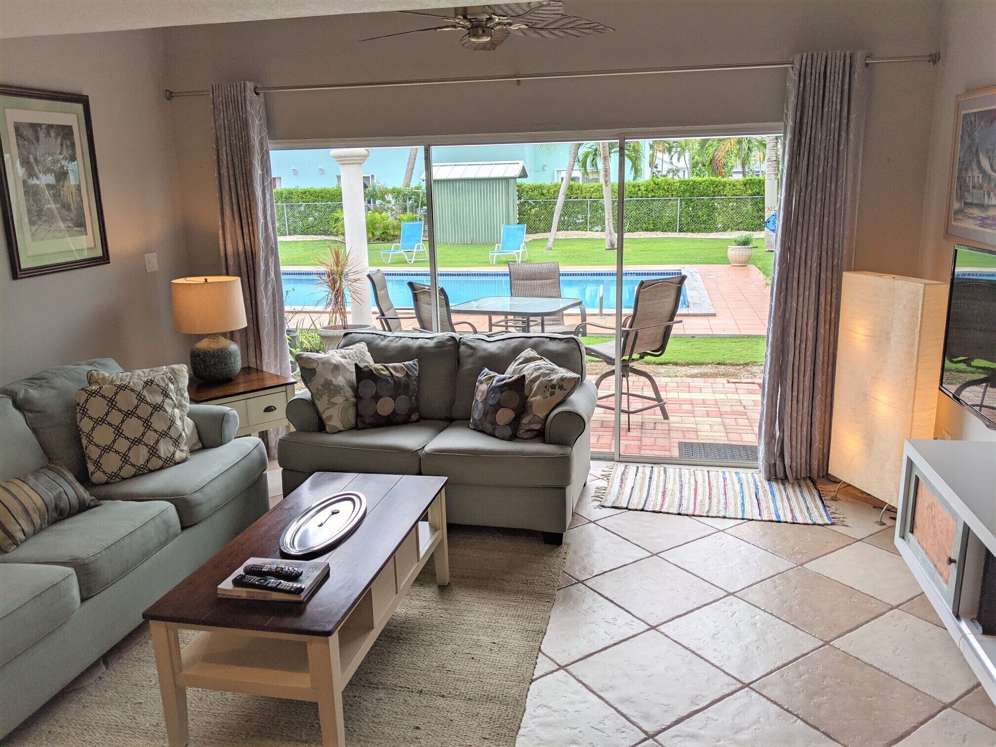 Smart TV, libros y monitor de computadora 