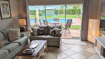 TV connectée, livres, écrans d'ordinateur