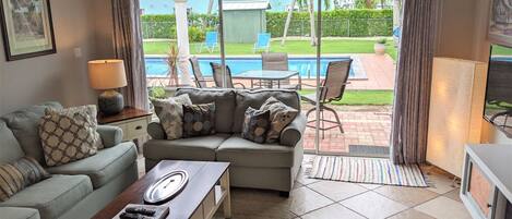 TV connectée, livres, écrans d'ordinateur