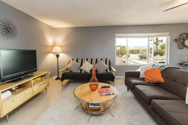 Téléviseur, foyer, livres