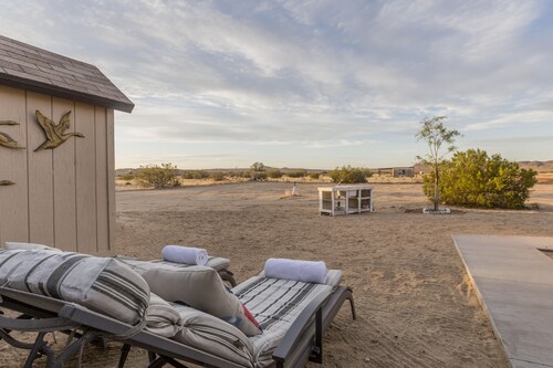 ¡Your spacious lux Joshua Tree getaway awaits!
