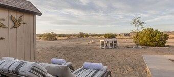 ¡Your spacious lux Joshua Tree getaway awaits!