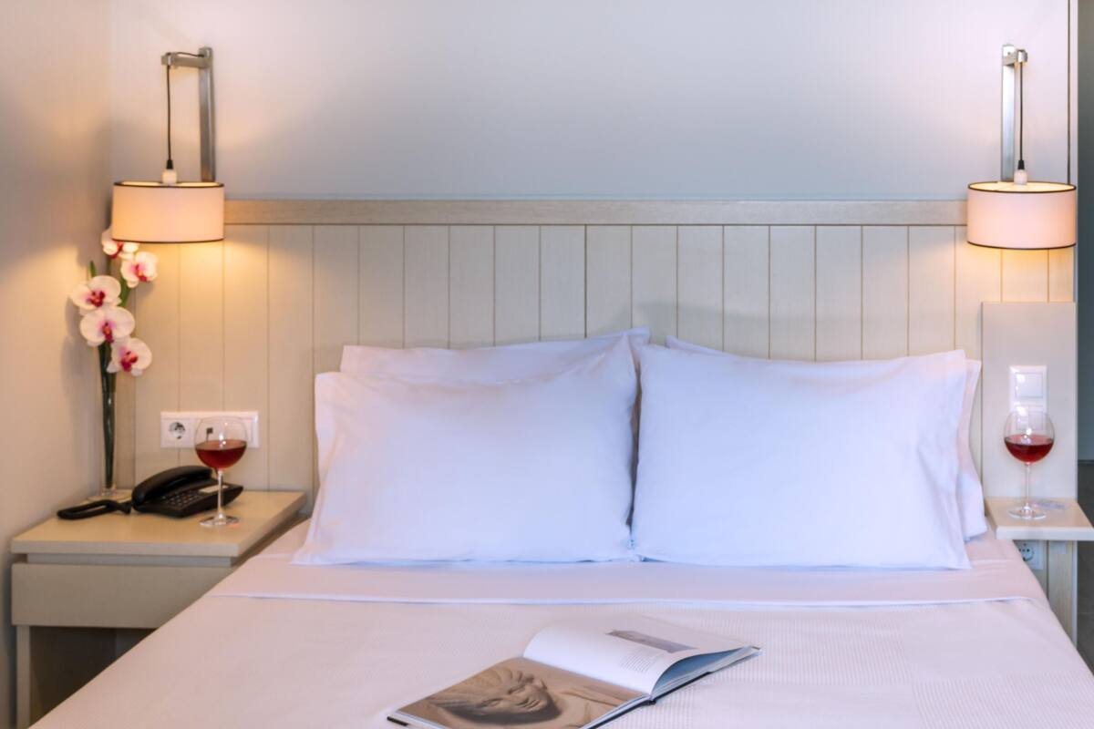 In-room safe, soundproofing, free WiFi, bed sheets