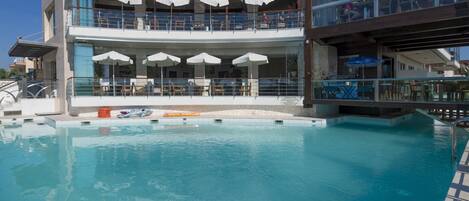 Piscina stagionale all'aperto, ombrelloni da piscina, lettini