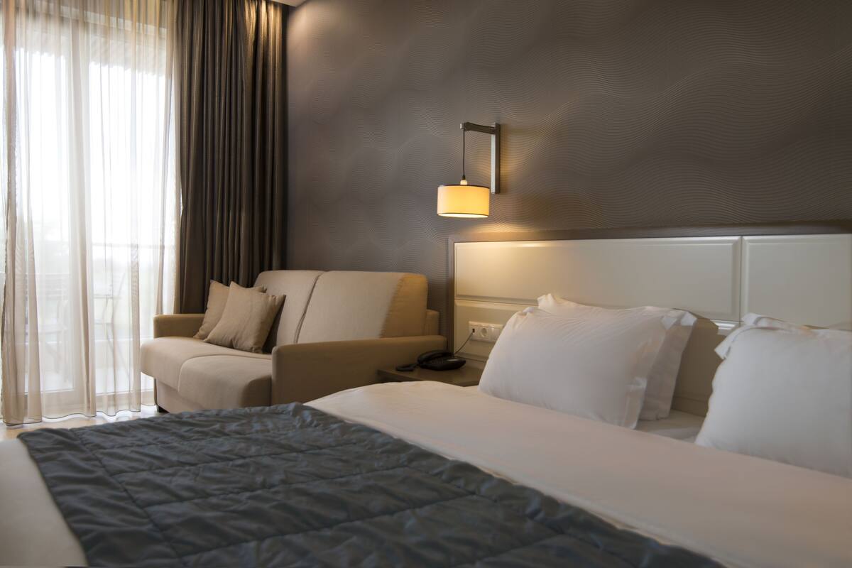 In-room safe, soundproofing, free WiFi, bed sheets