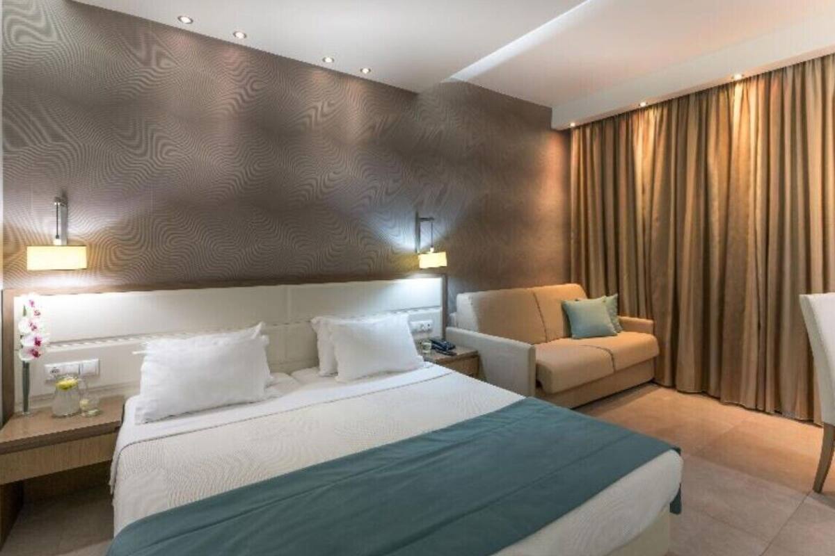 In-room safe, soundproofing, free WiFi, bed sheets