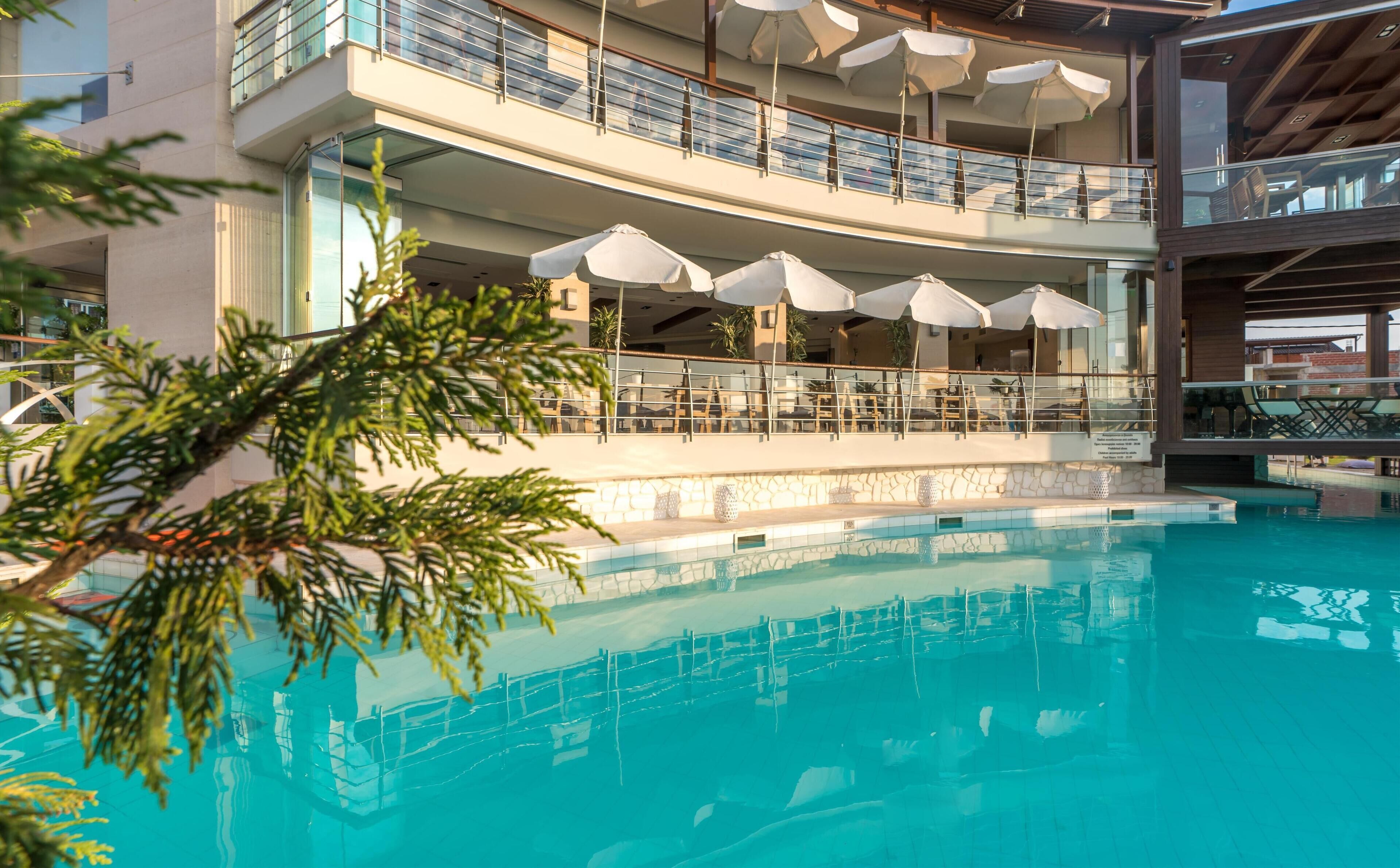 Seasonal outdoor pool, pool umbrellas, sun loungers