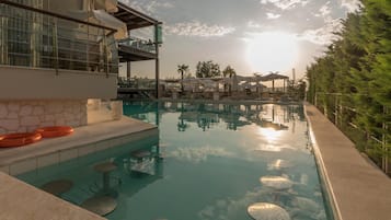Seasonal outdoor pool, pool umbrellas, sun loungers