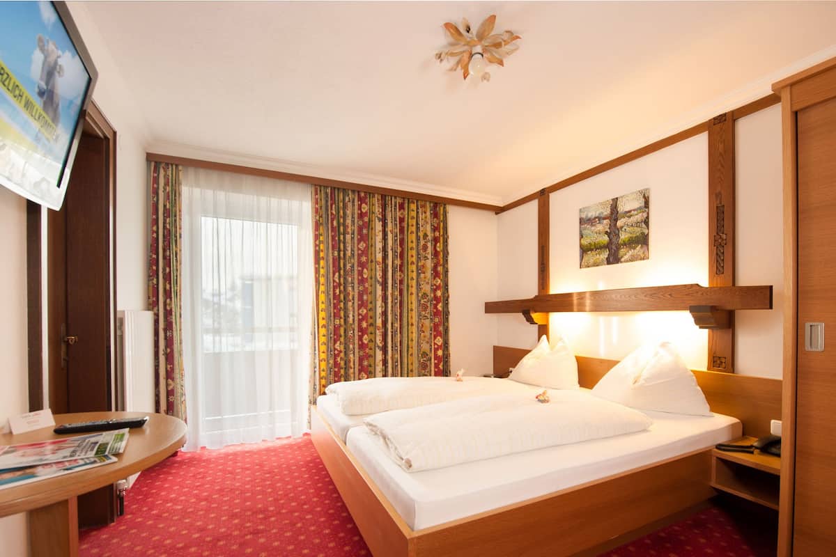 Basic Double Room, Mountain View | 1 bedroom, in-room safe, WiFi (free), bed sheets