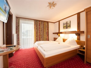 Basic Double Room, Mountain View | 1 bedroom, in-room safe, free WiFi, bed sheets - Familotel St. Johanner Hof (Sankt Johann in Tirol)