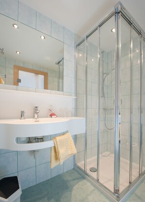 Comfort Double Room, 1 Bedroom, Mountain View | Bathroom | Shower, free toiletries, towels - Familotel St. Johanner Hof (Sankt Johann in Tirol)