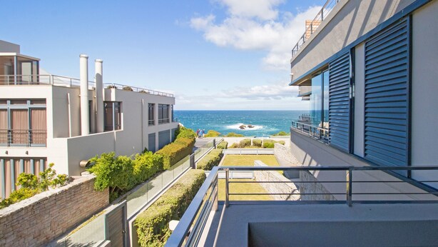 A modern building with a balcony overlooking the sea. - The Gallery Studios (Hermanus)