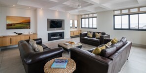 Penthouse, 2 Bedrooms, Sea View (Village Square) | Living room - The Gallery Studios (Hermanus)