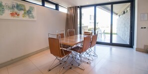 Căn hộ, 2 phòng ngủ, quang cảnh biển (Le Paradis) | Khu vực ăn uống tại phòng