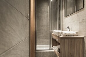 Douche, serviettes fournies