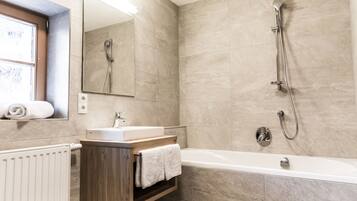 Apartment, 1 Bedroom (Top 500) | Bathroom | Shower, towels
