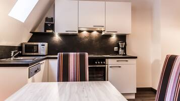 Apartment, 1 Bedroom (Top 500) | Private kitchen | Fridge, microwave, oven, stovetop