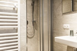 Appartement, 1 chambre (Top 100) | Salle de bain | Douche, serviettes fournies