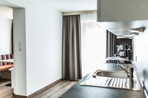 Refrigerador, microondas, horno, placa de cocina